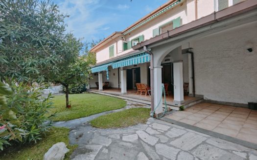 Santa Severa vendesi villetta con giardino